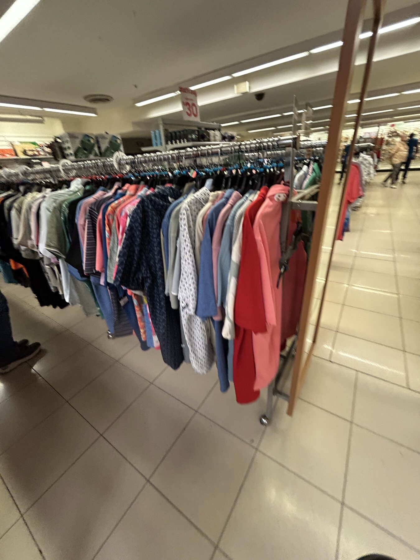 T.J. Maxx 59丁目店の地下に並ぶ衣類ラック全体