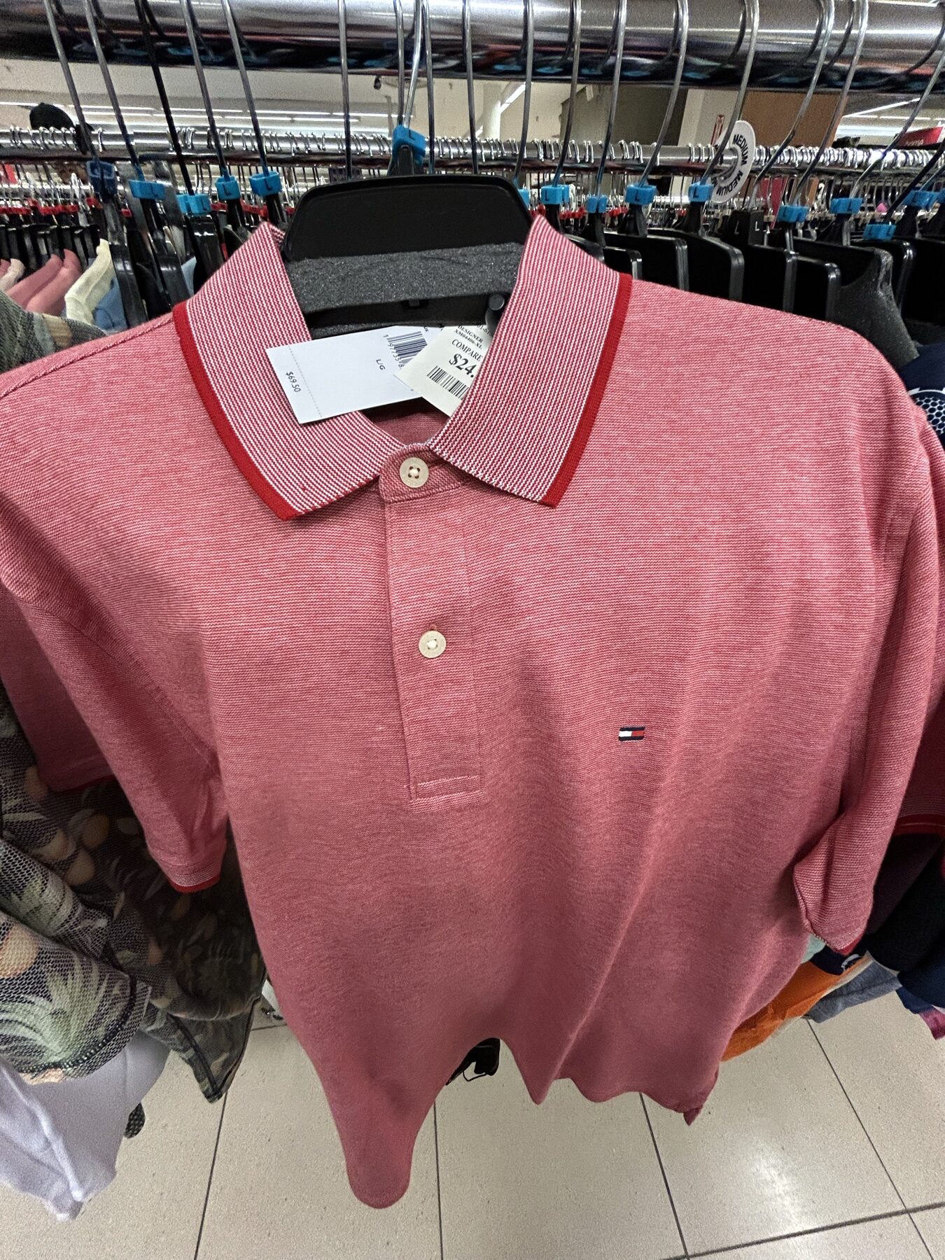 T.J. Maxx店内で見かけたピンク色のポロシャツ