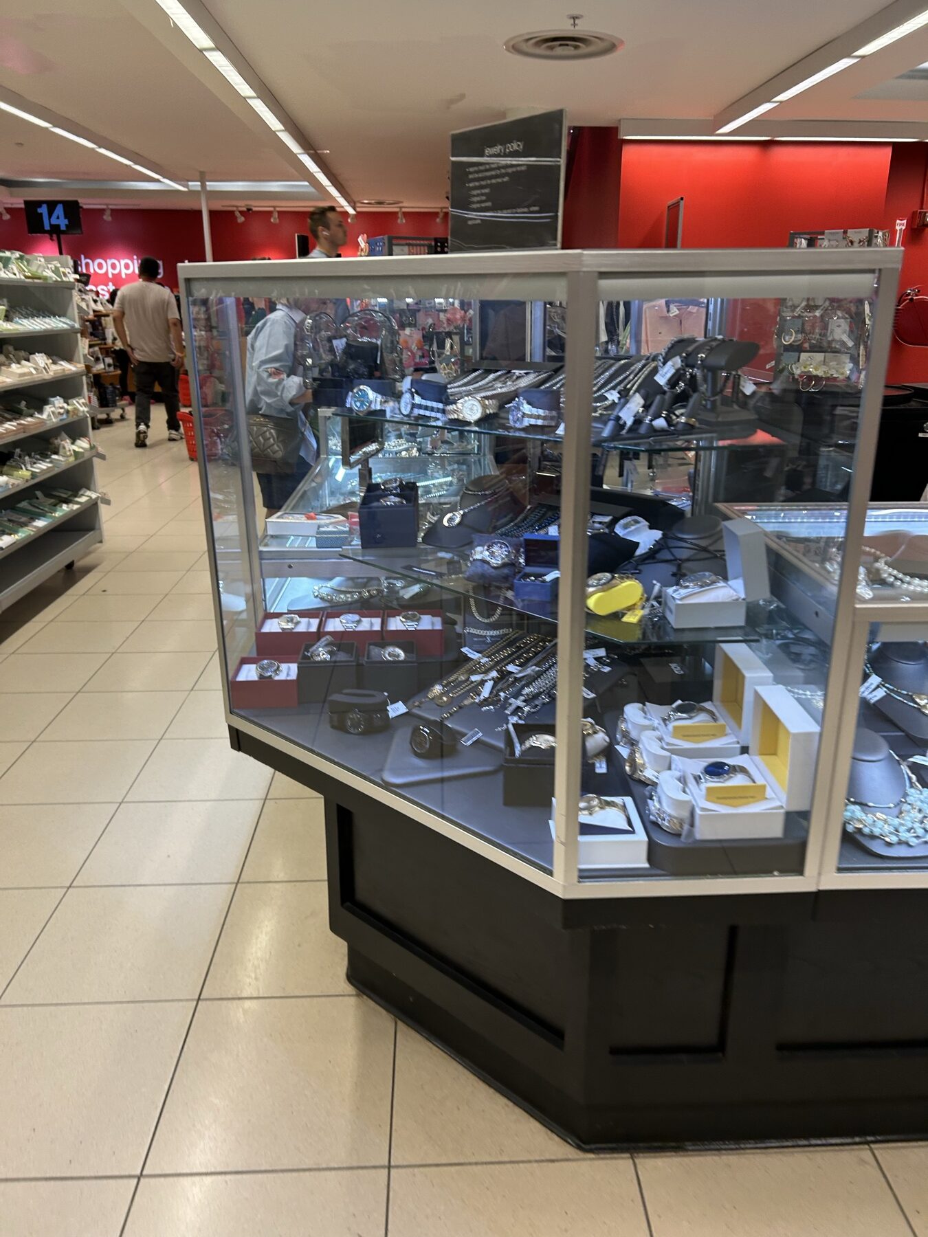 T.J. Maxx店内のガラスケースに並ぶ小物やアクセサリー類