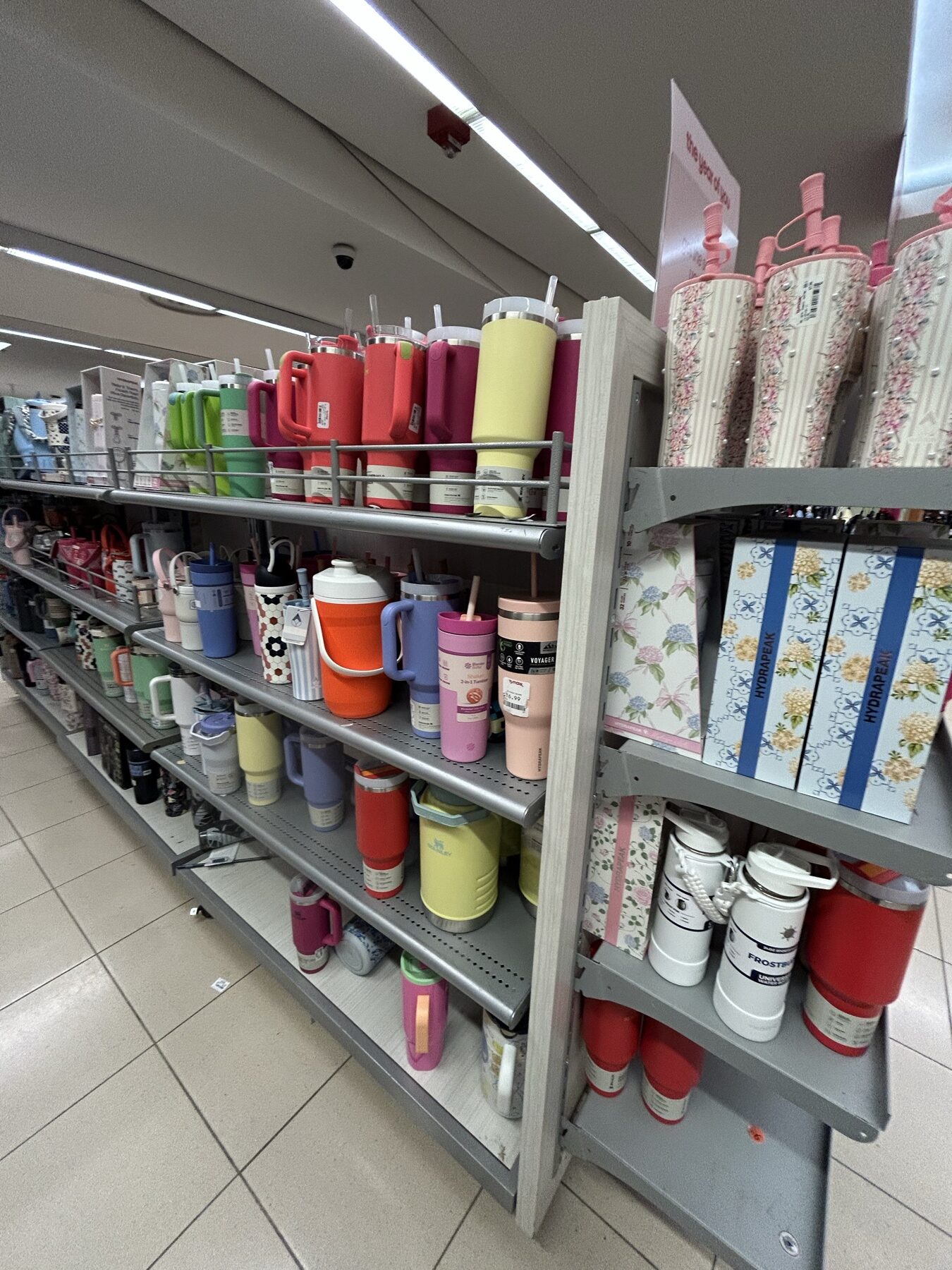 T.J. Maxx店内に並ぶボトルや日用品の棚