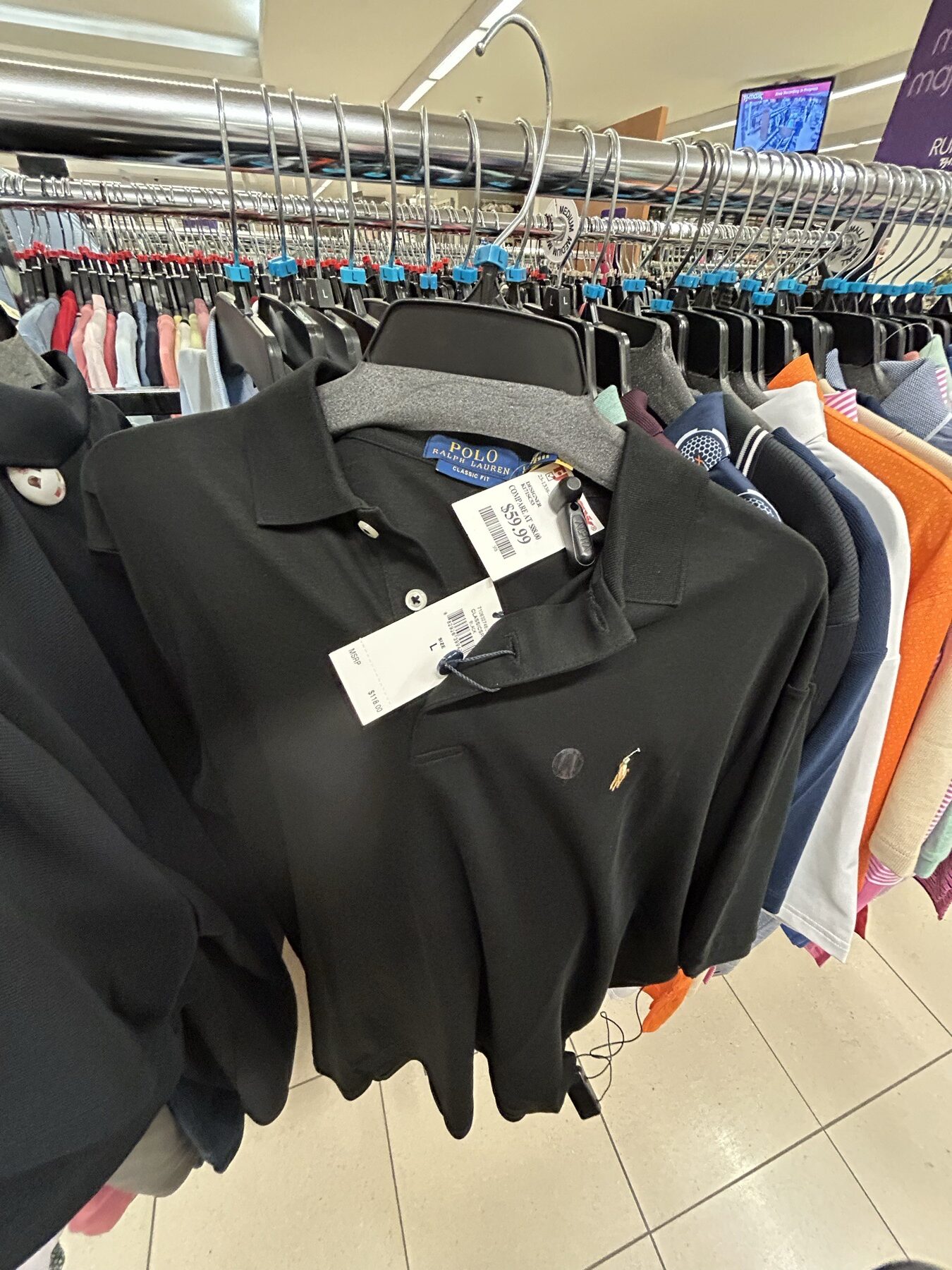 T.J. Maxx店内で見かけた黒いPolo Ralph Laurenのポロシャツと価格タグ