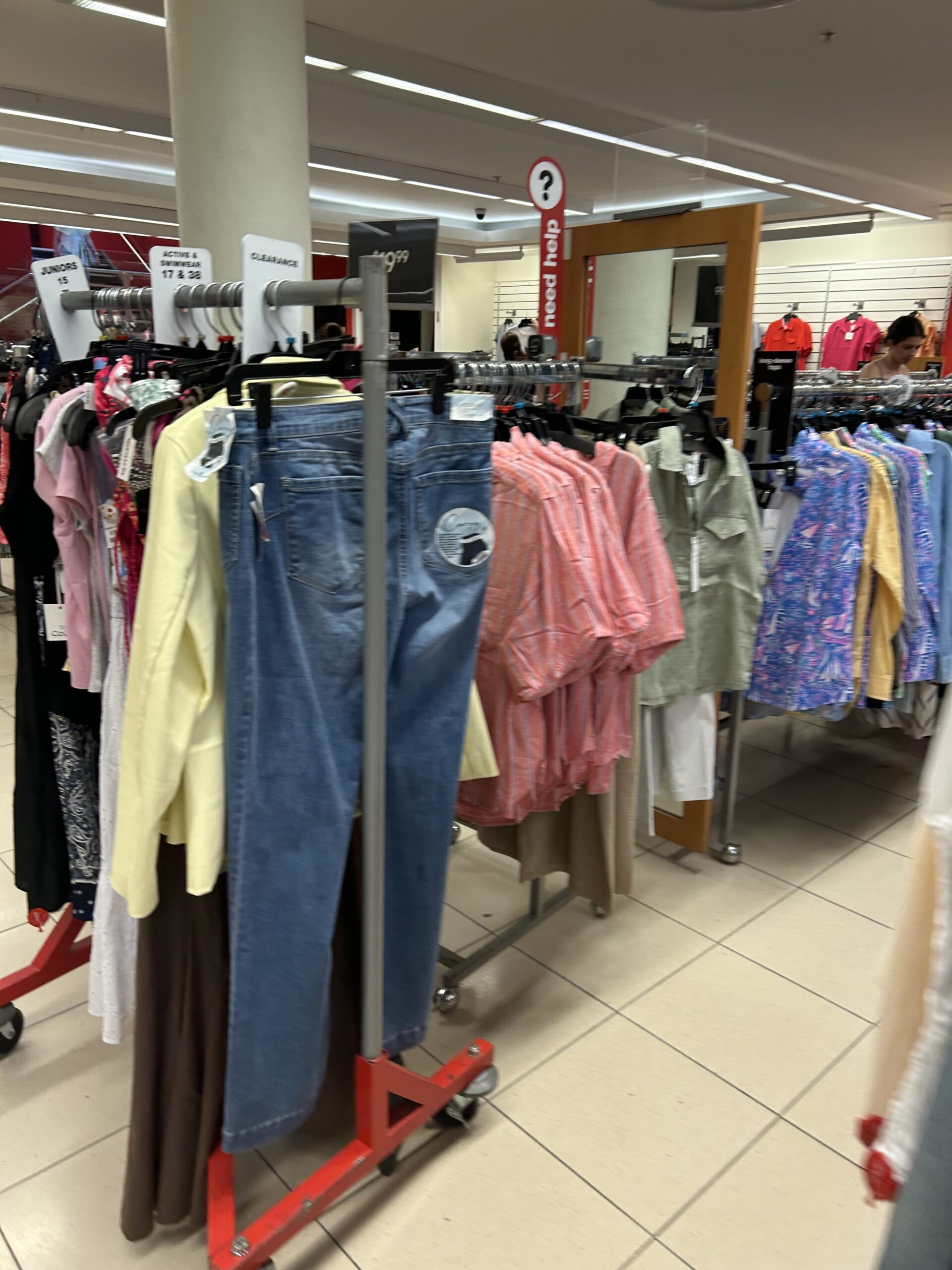T.J. Maxx店内の衣類ラックに並ぶジーンズや色柄の服