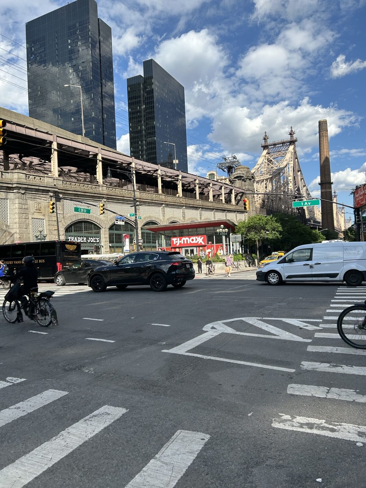 Roosevelt Island Tram近くのTJ MaxxとTrader Joe'sが並ぶ59丁目の通り