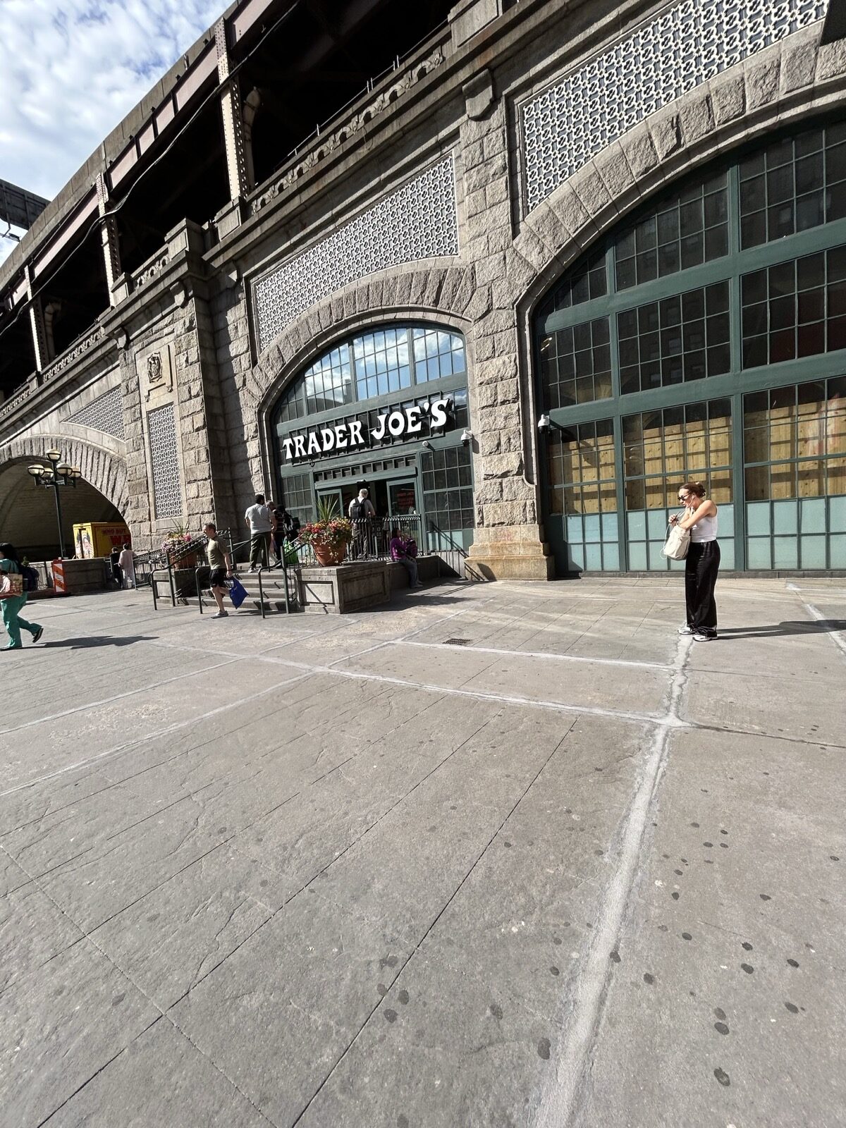 Queensboro Bridge下にあるTrader Joe's Upper East Side Bridgemarketの外観