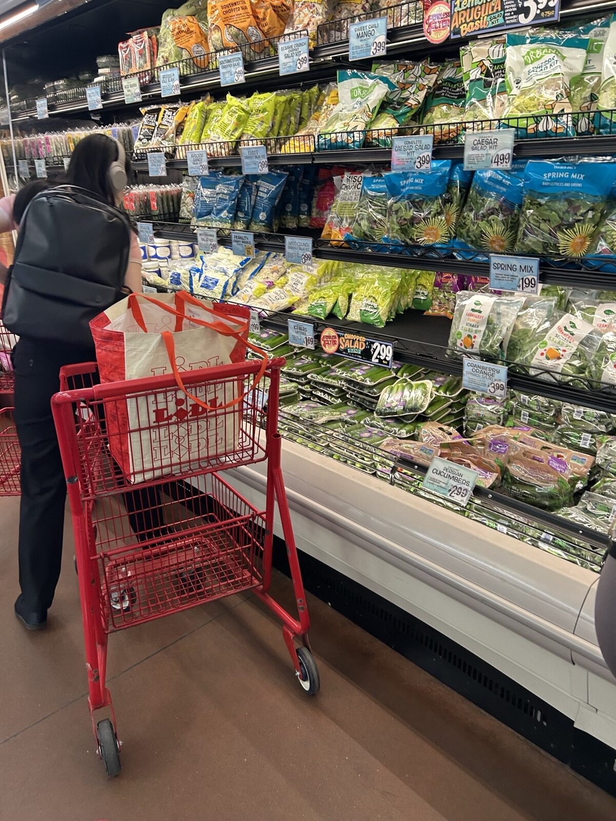 Trader Joe's Upper East Side Bridgemarket店内のサラダと野菜の冷蔵棚