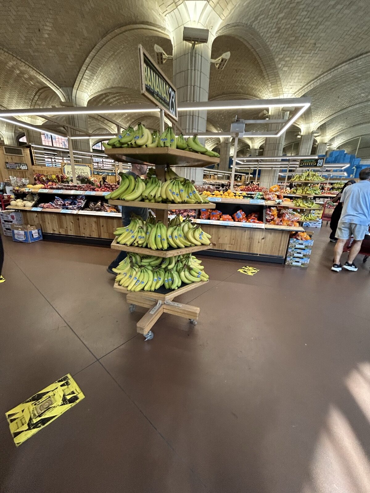 Trader Joe's Upper East Side Bridgemarket店内のバナナと青果売り場
