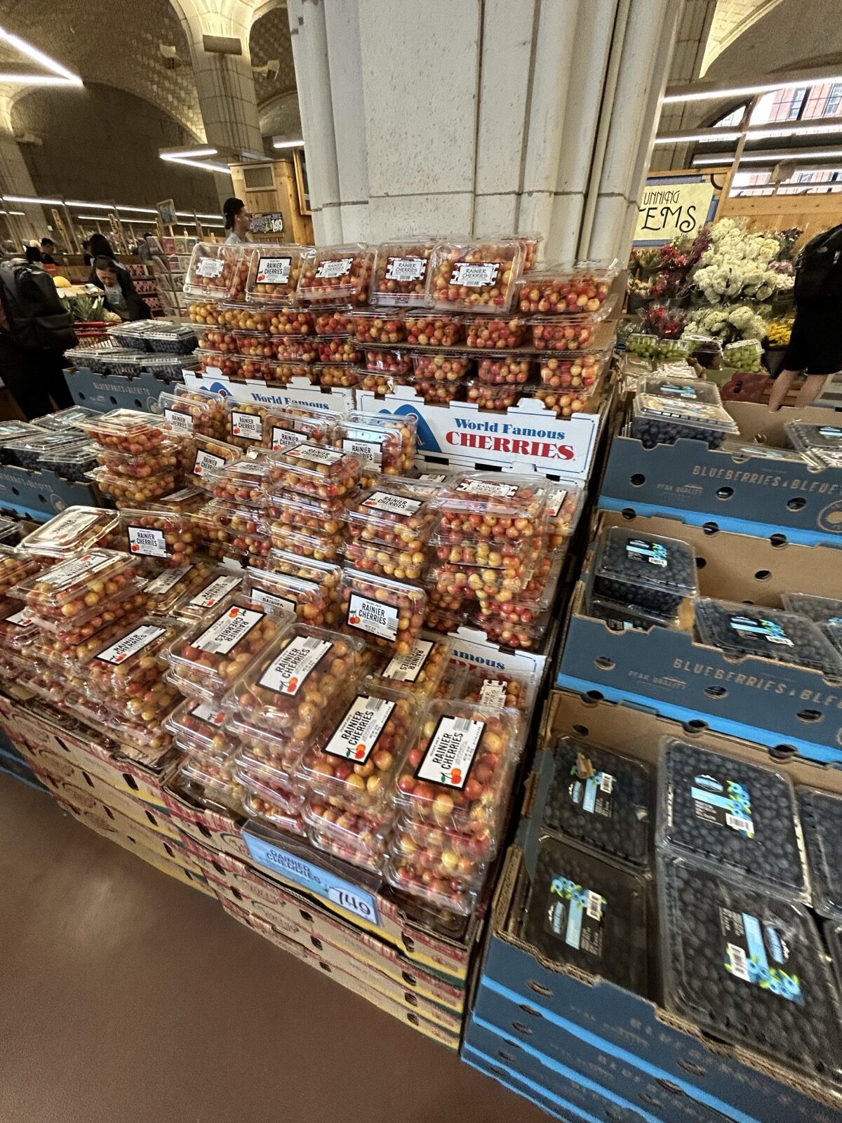 Trader Joe's Upper East Side Bridgemarket店内のチェリーやブルーベリーなどのフルーツ売り場