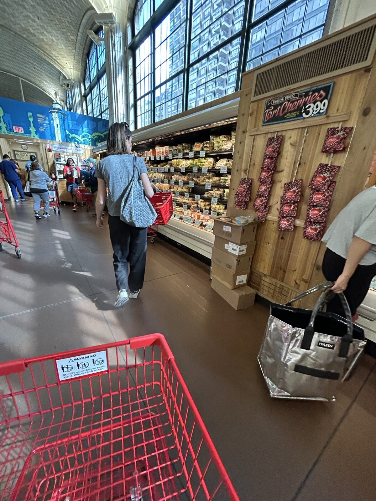 Trader Joe's Upper East Side Bridgemarket店内の通路と買い物カート