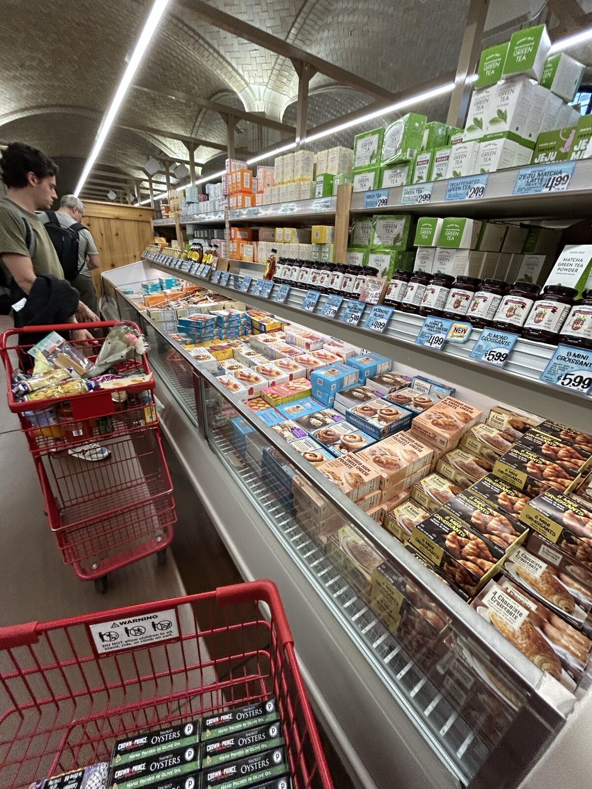 Trader Joe's Upper East Side Bridgemarket店内の冷蔵食品と惣菜の棚