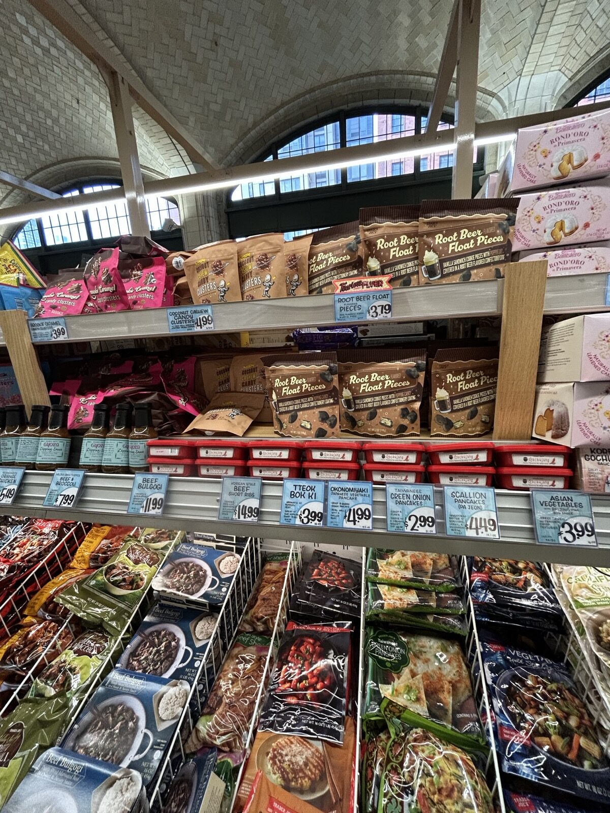 Trader Joe's Upper East Side Bridgemarket店内の冷凍食品と価格表示