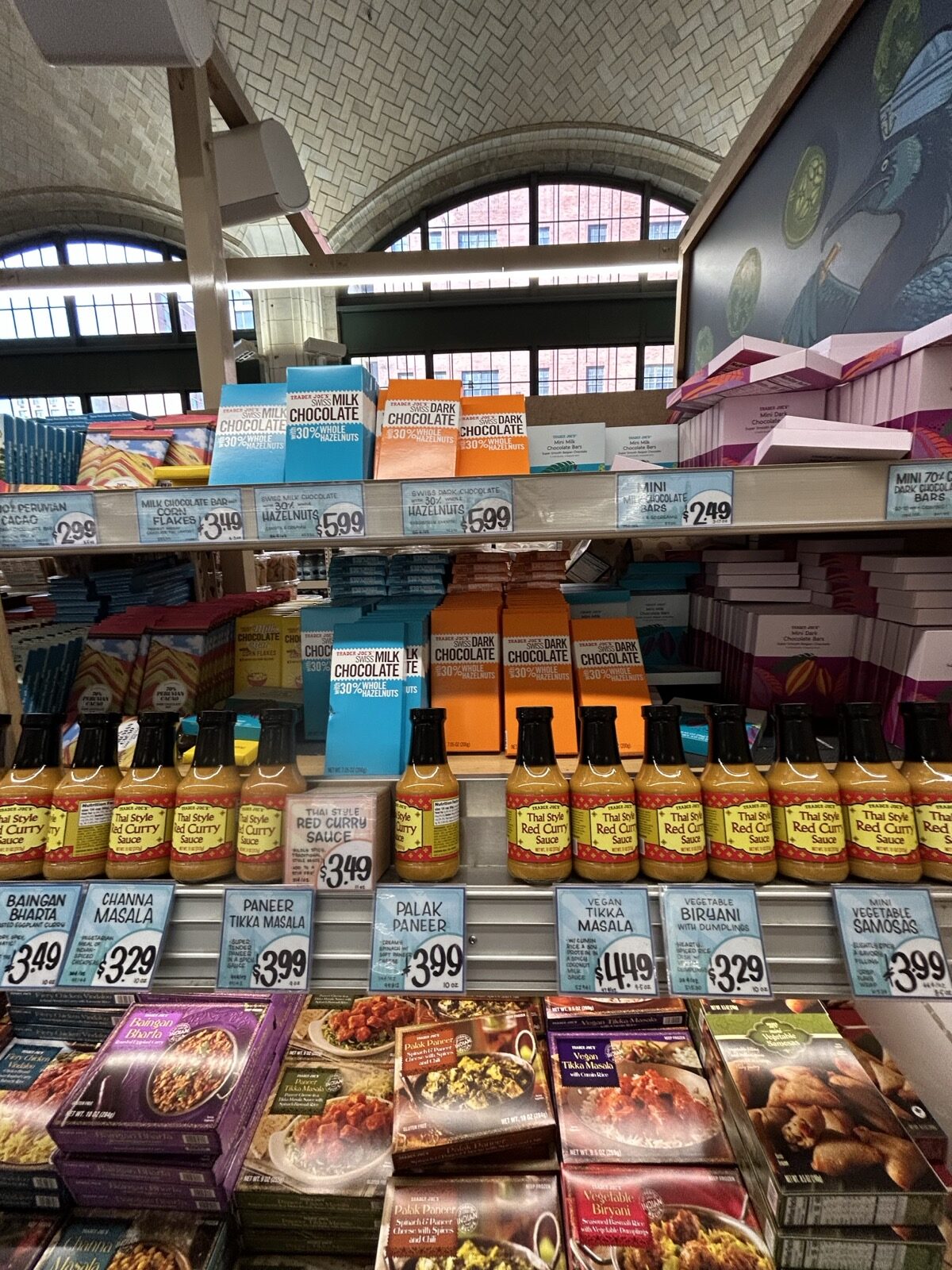 Trader Joe's Upper East Side Bridgemarket店内の惣菜系パック食品が並ぶ棚