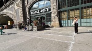 Queensboro Bridge下にあるTrader Joe's Upper East Side Bridgemarketの外観
