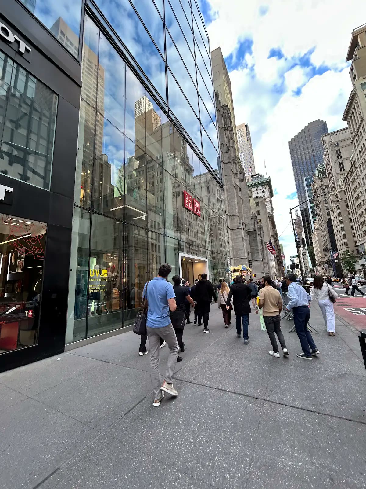 5番街沿いから見たUNIQLO 5th Aveの外観