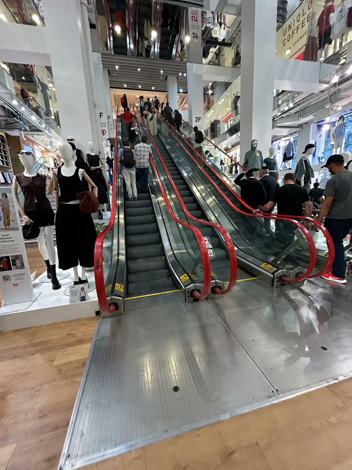 UNIQLO 5th Ave店内の長いエスカレーター