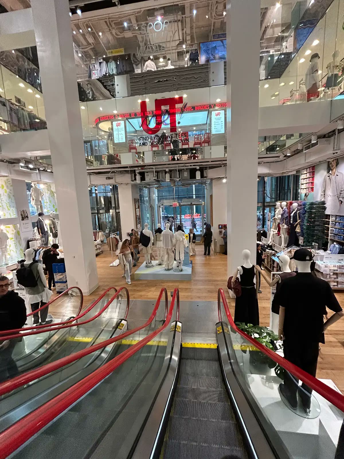 UNIQLO 5th Aveの吹き抜けと広い店内