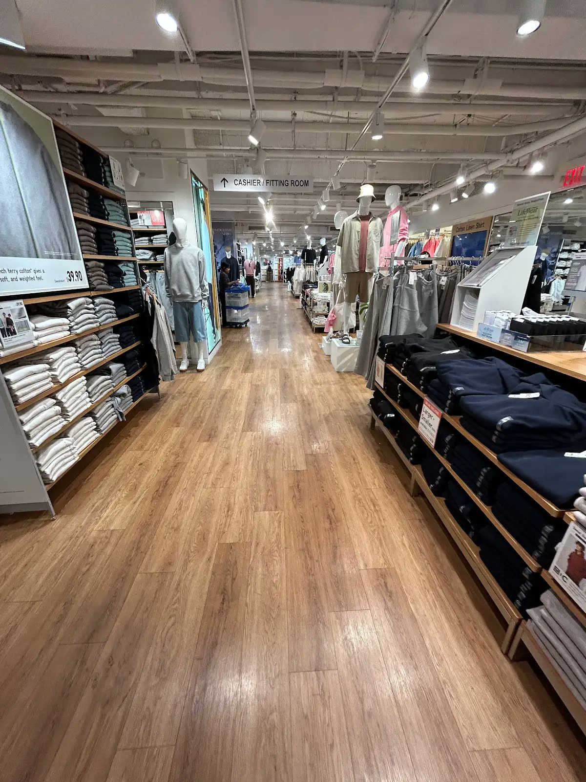 UNIQLO 5th Aveの3階の広い売り場