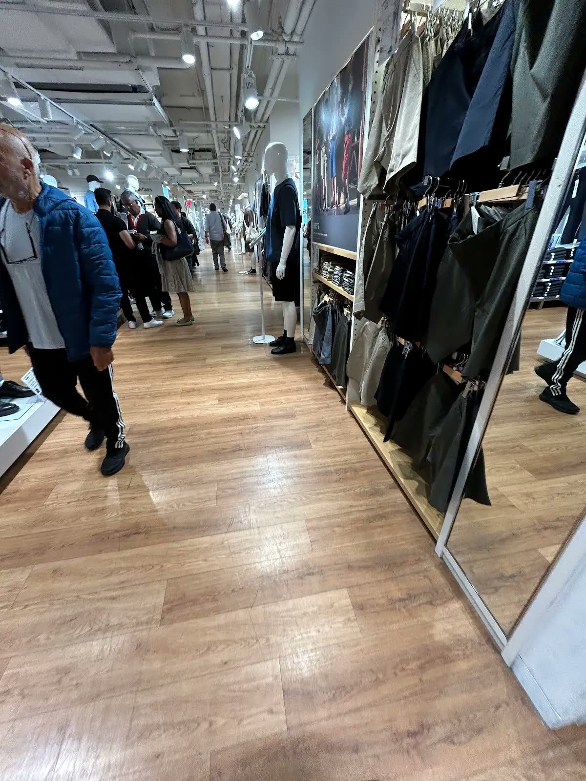 UNIQLO 5th Aveのメンズ売り場と買い物客