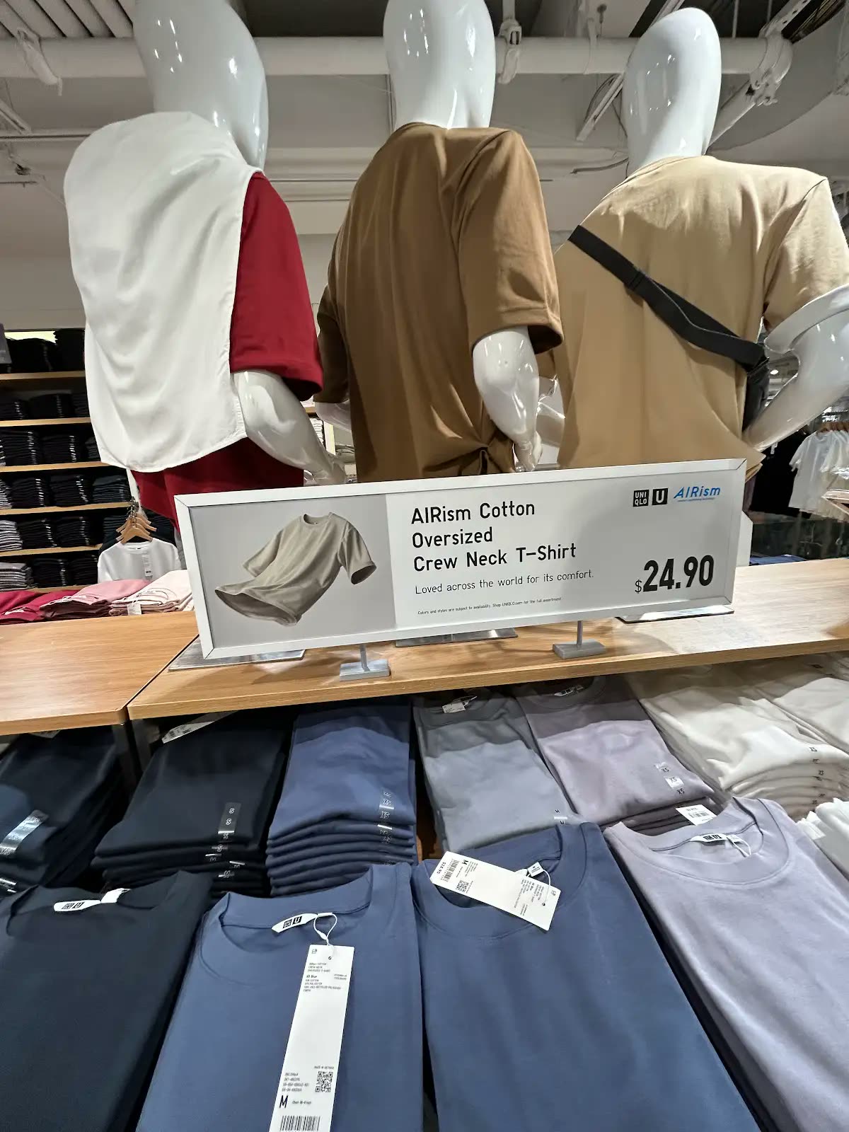 AIRism Cotton Oversized Crew Neck T-Shirtが24.90ドルで並ぶ売り場