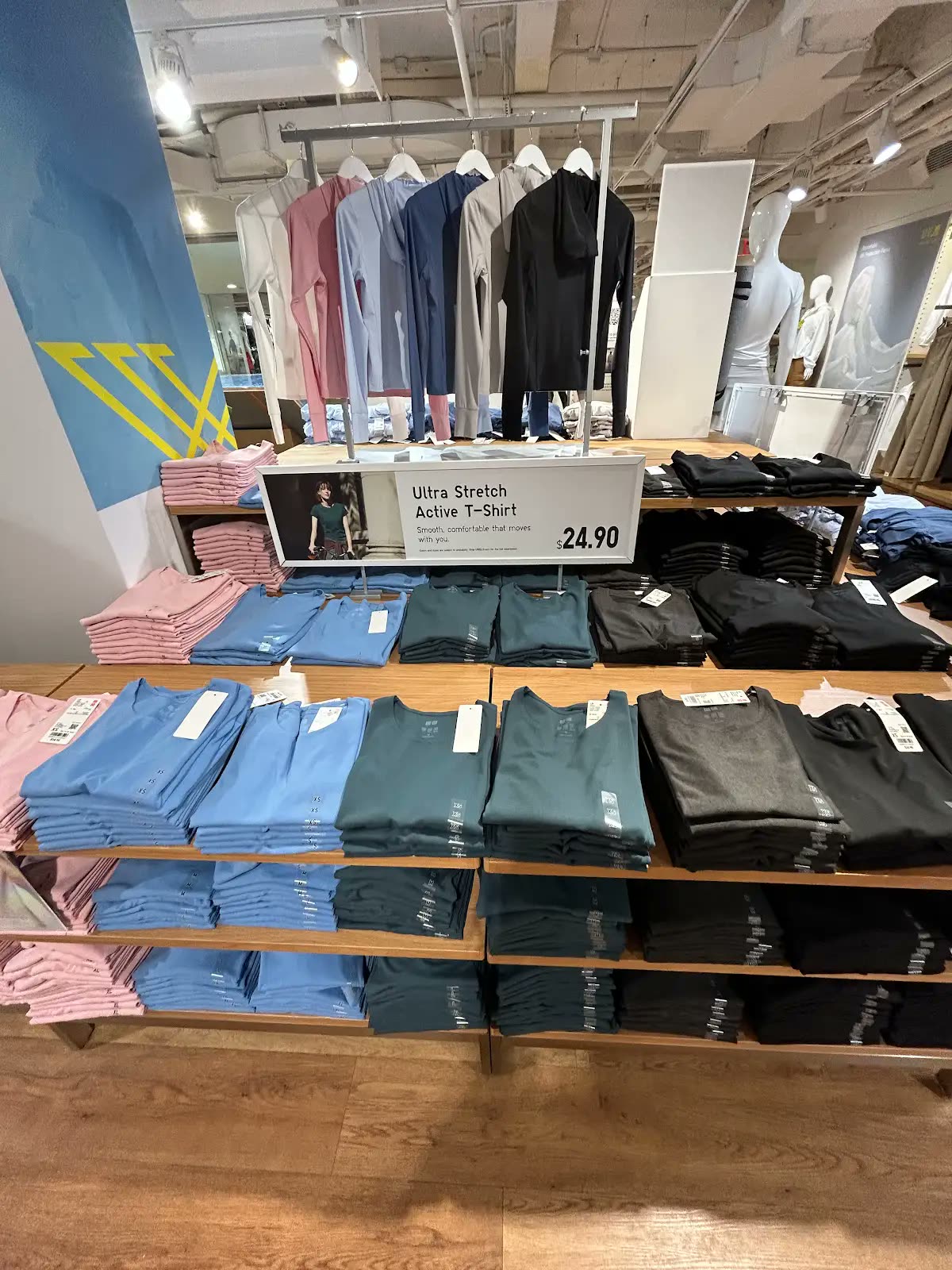 Ultra Stretch Active T-Shirtが24.90ドルで並ぶ売り場