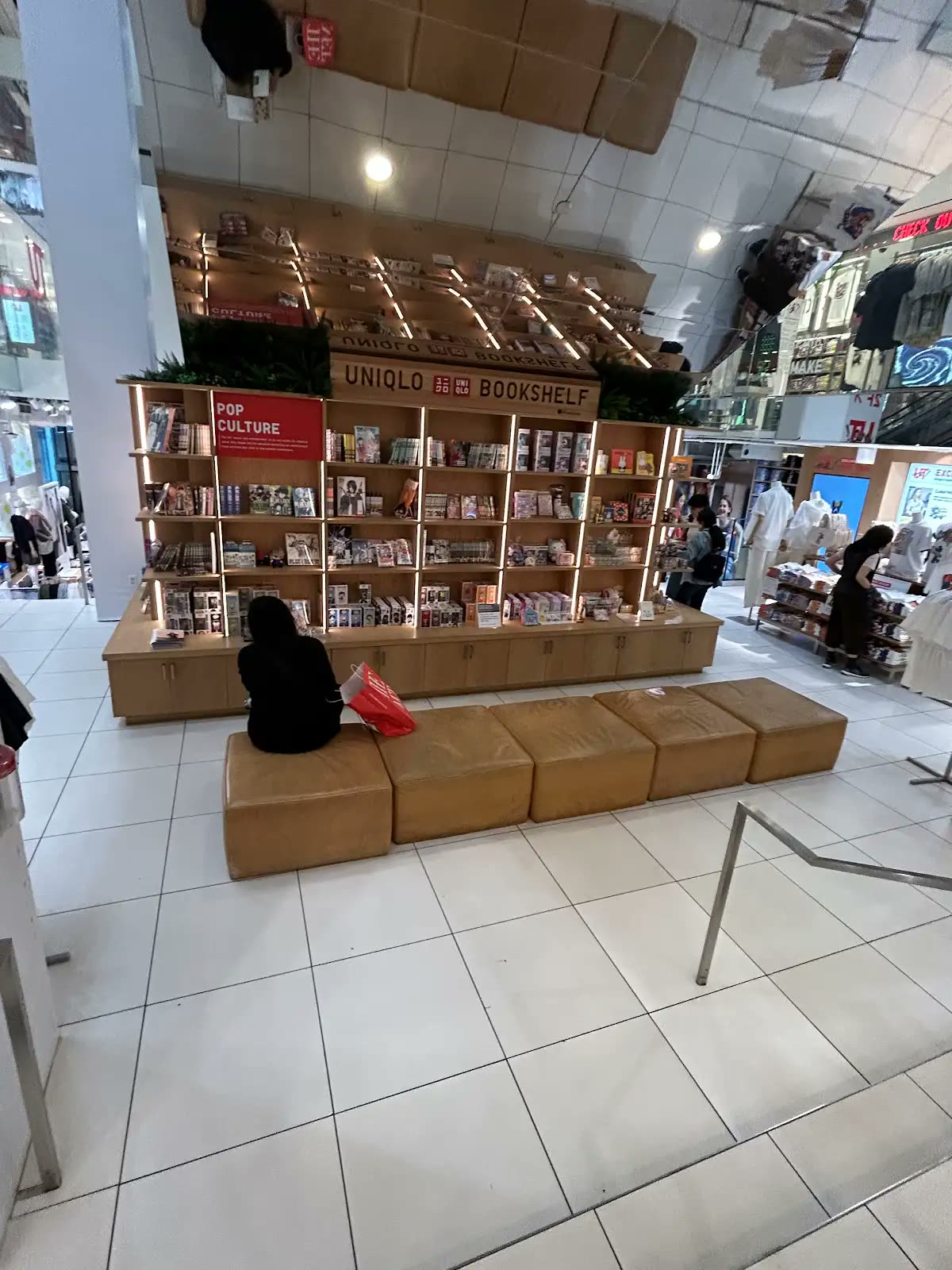 UNIQLO 5th Ave店内の本棚エリア