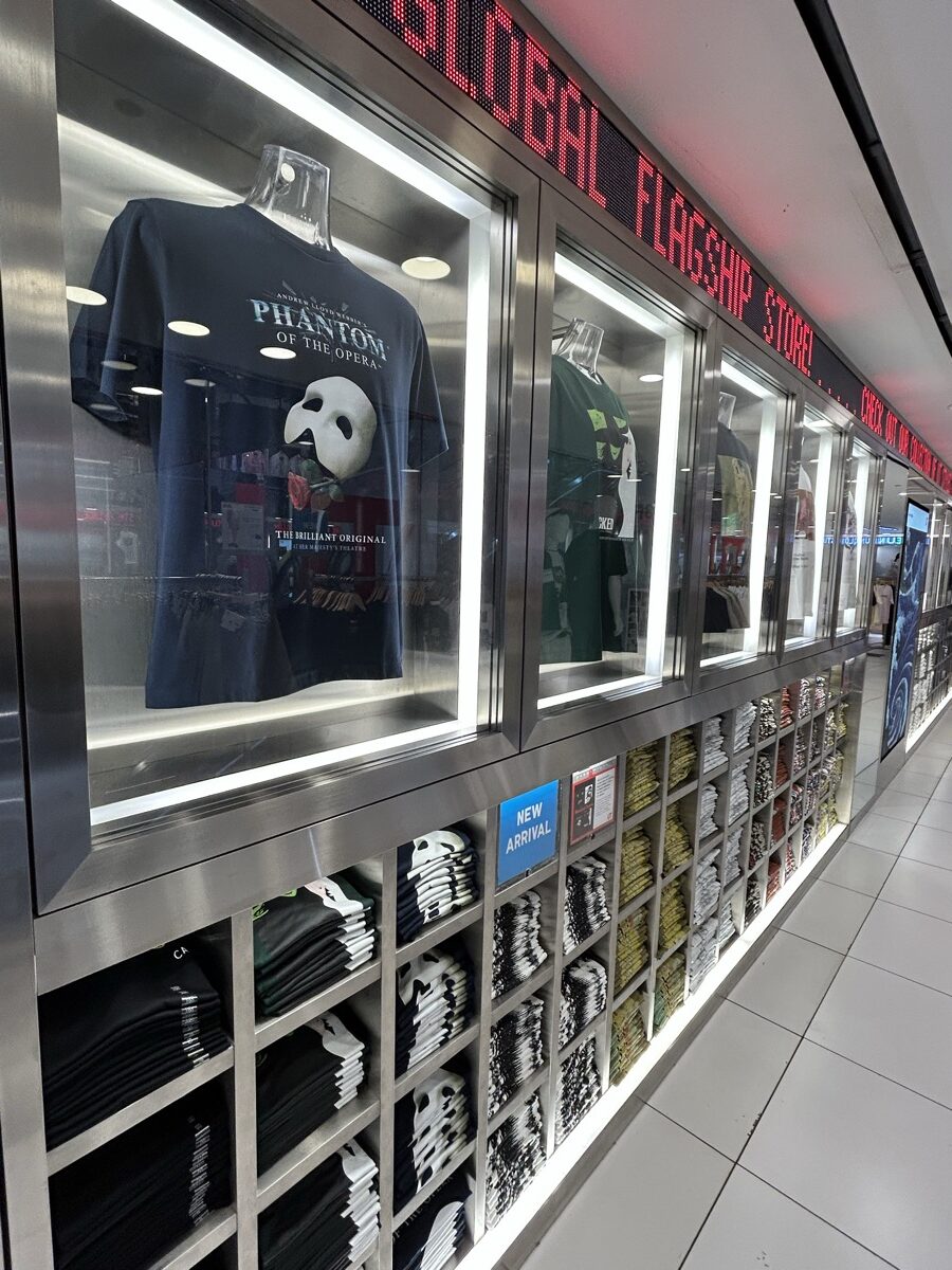 ブロードウェイミュージカル系UTが並ぶUNIQLO 5th Aveの売り場