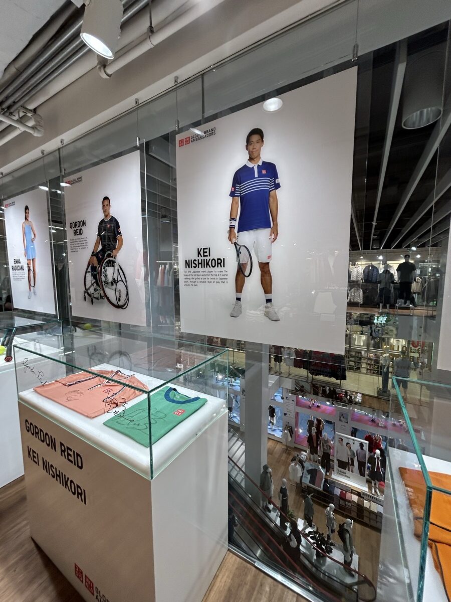 UNIQLO 5th Aveの錦織圭さんの写真とサイン展示