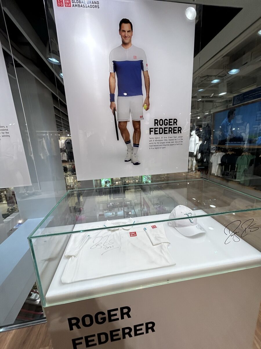 UNIQLO 5th Aveのロジャー・フェデラーさんの写真とサイン展示