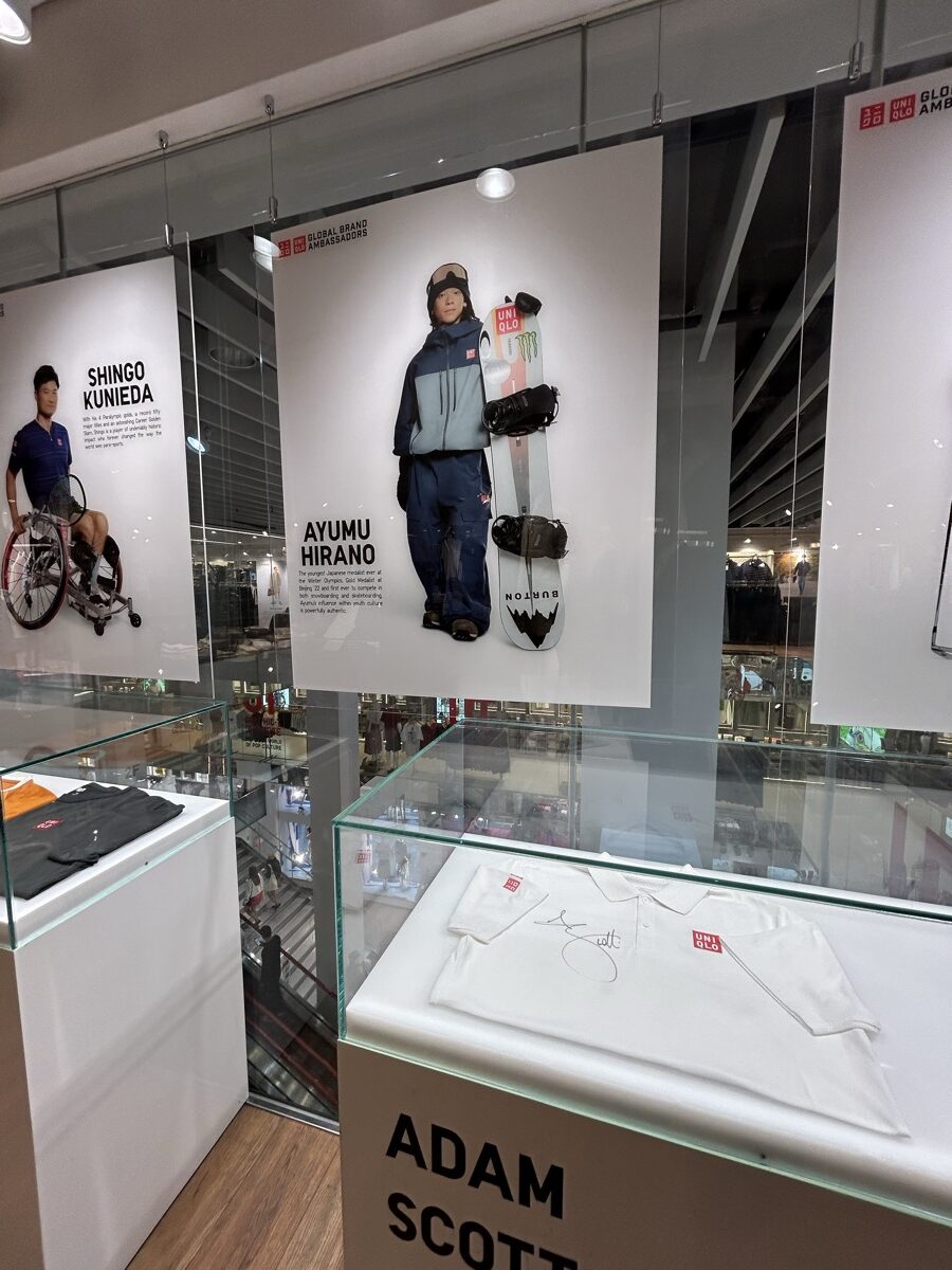UNIQLO 5th Aveのアダム・スコットさんなどのアンバサダー展示