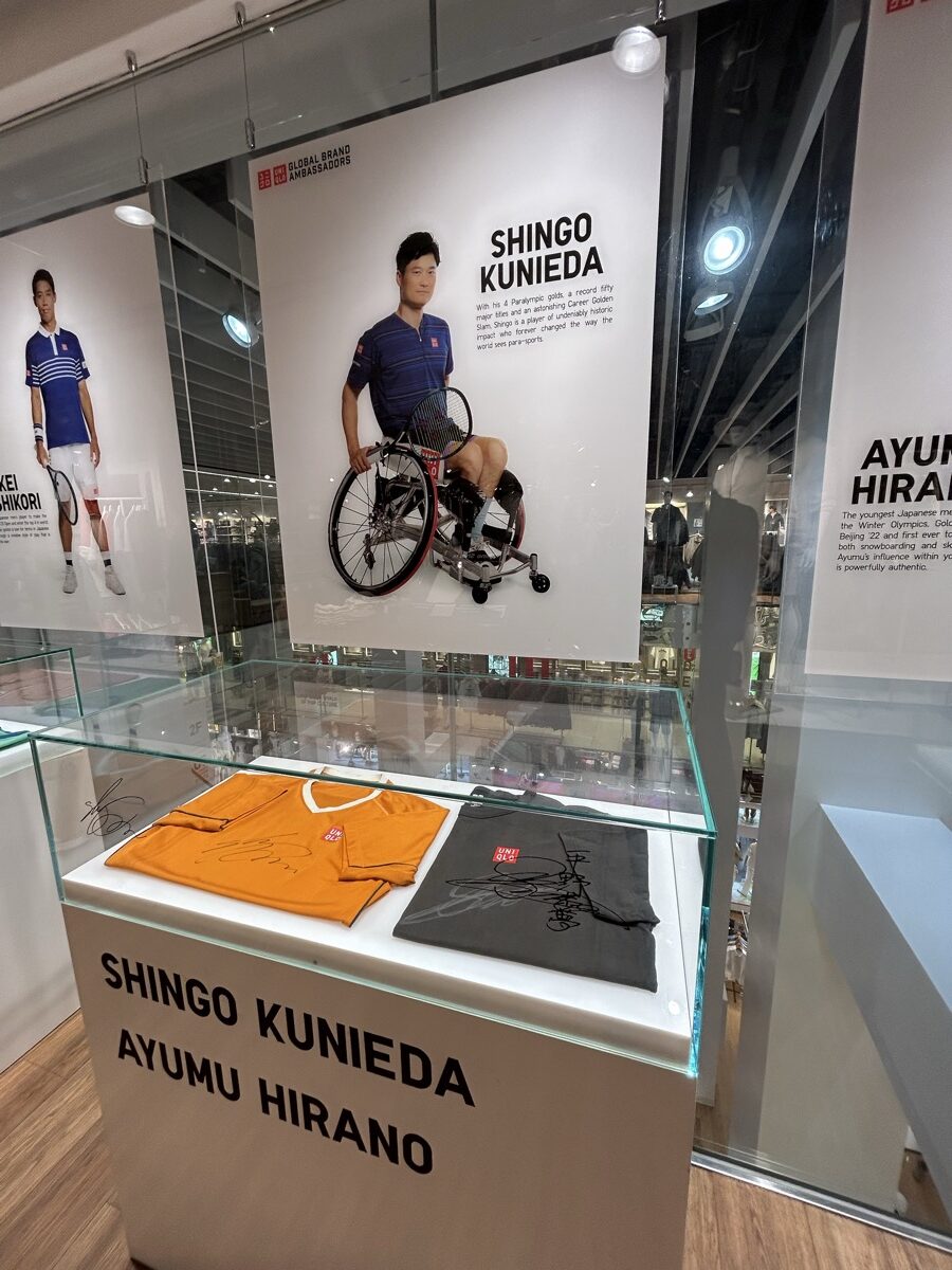 UNIQLO 5th Aveの国枝慎吾さんと平野歩夢さんの写真・サイン展示