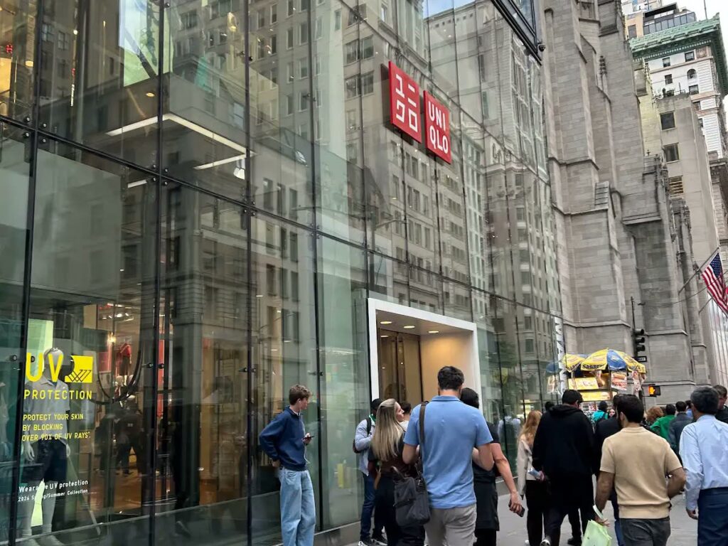ニューヨーク5番街にあるUNIQLO 5th Aveの外観