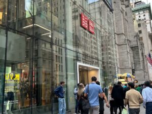 ニューヨーク5番街にあるUNIQLO 5th Aveの外観