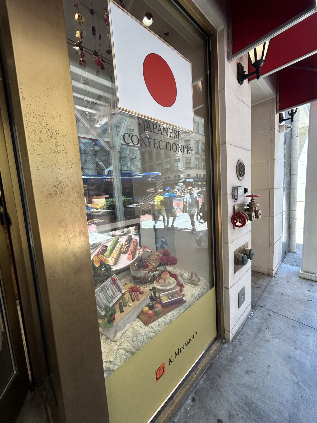 源吉兆庵5th Avenue店の入口横のウィンドウと日の丸サイン