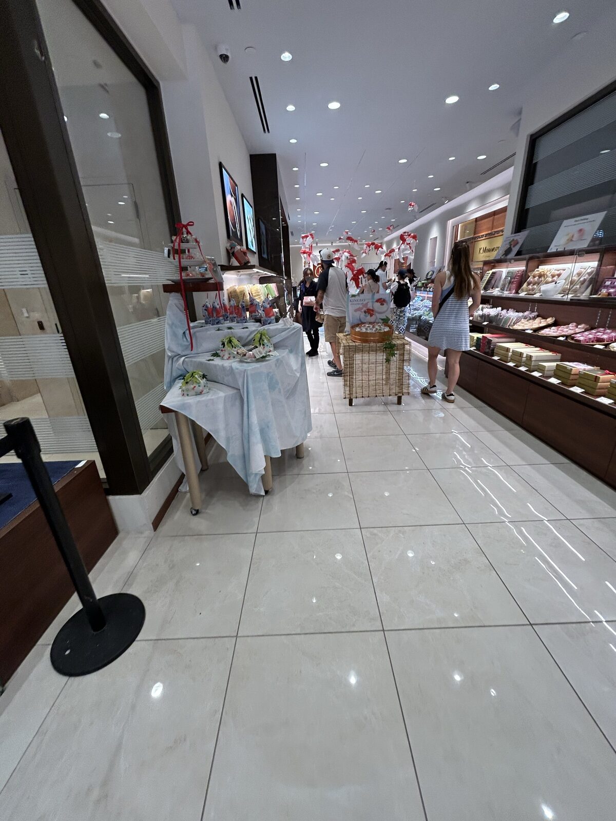 源吉兆庵5th Avenue店の店内通路と売り場