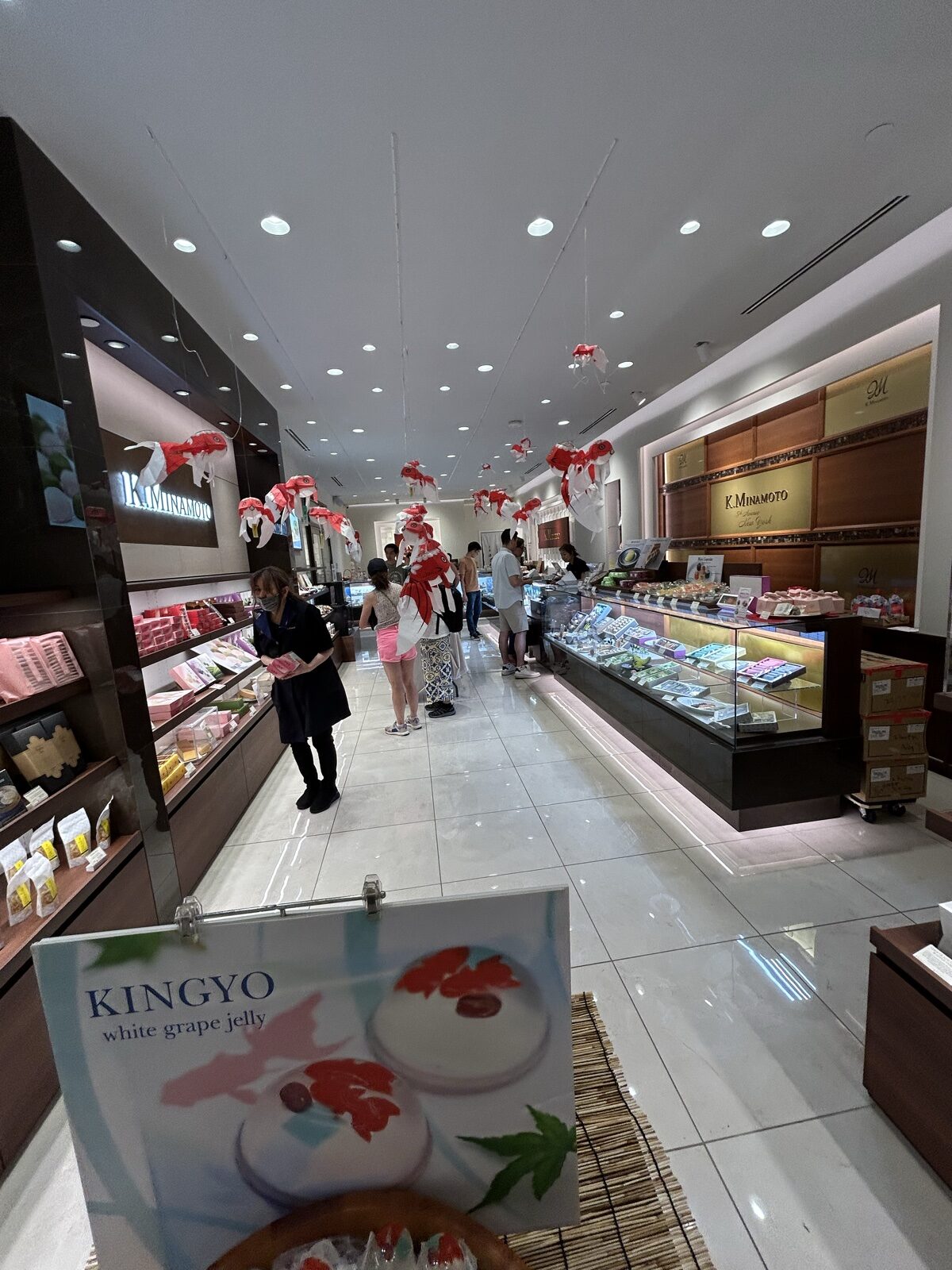 源吉兆庵の金魚テーマの店内ディスプレイ