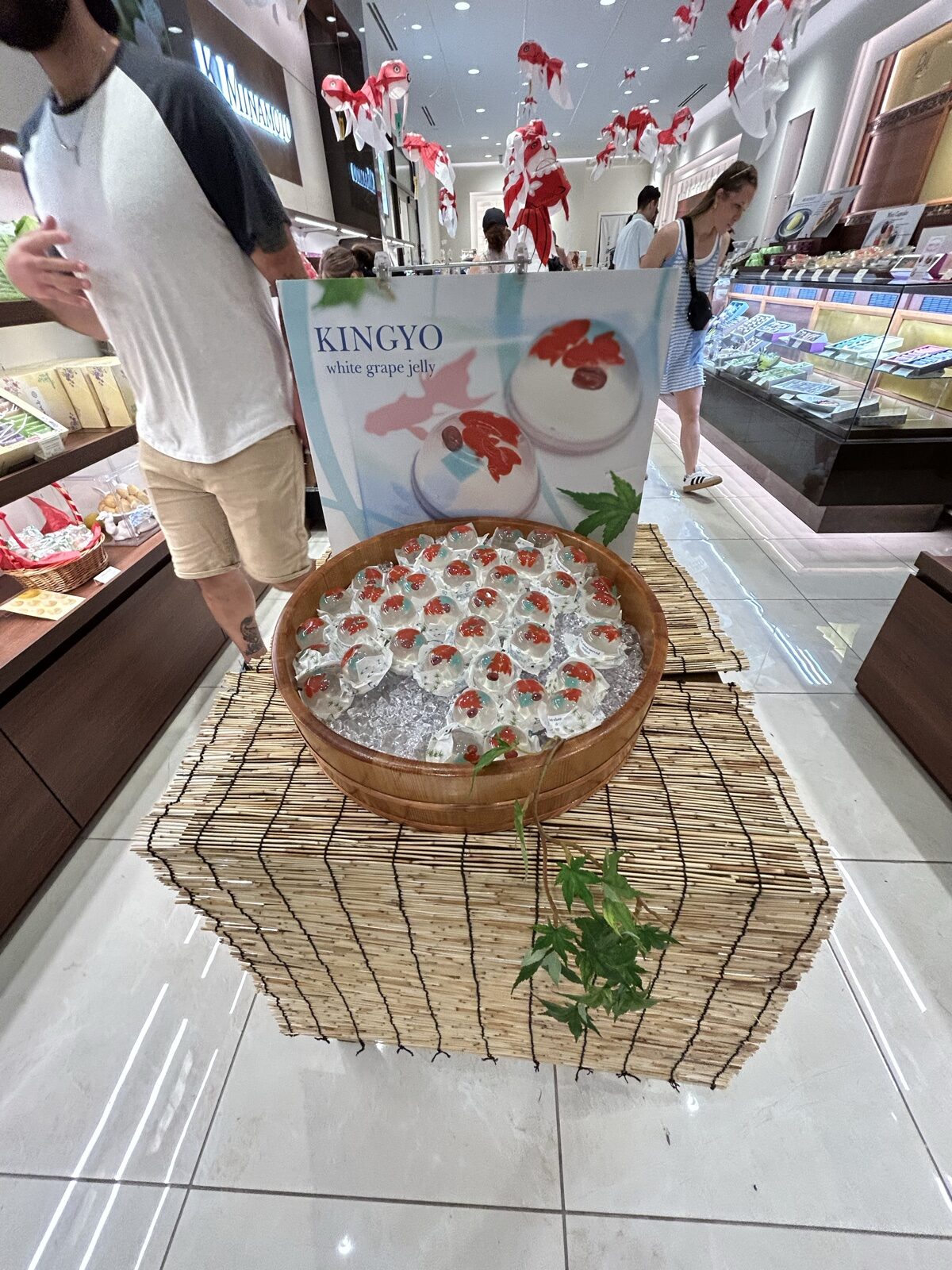 金魚モチーフの涼しげな和菓子