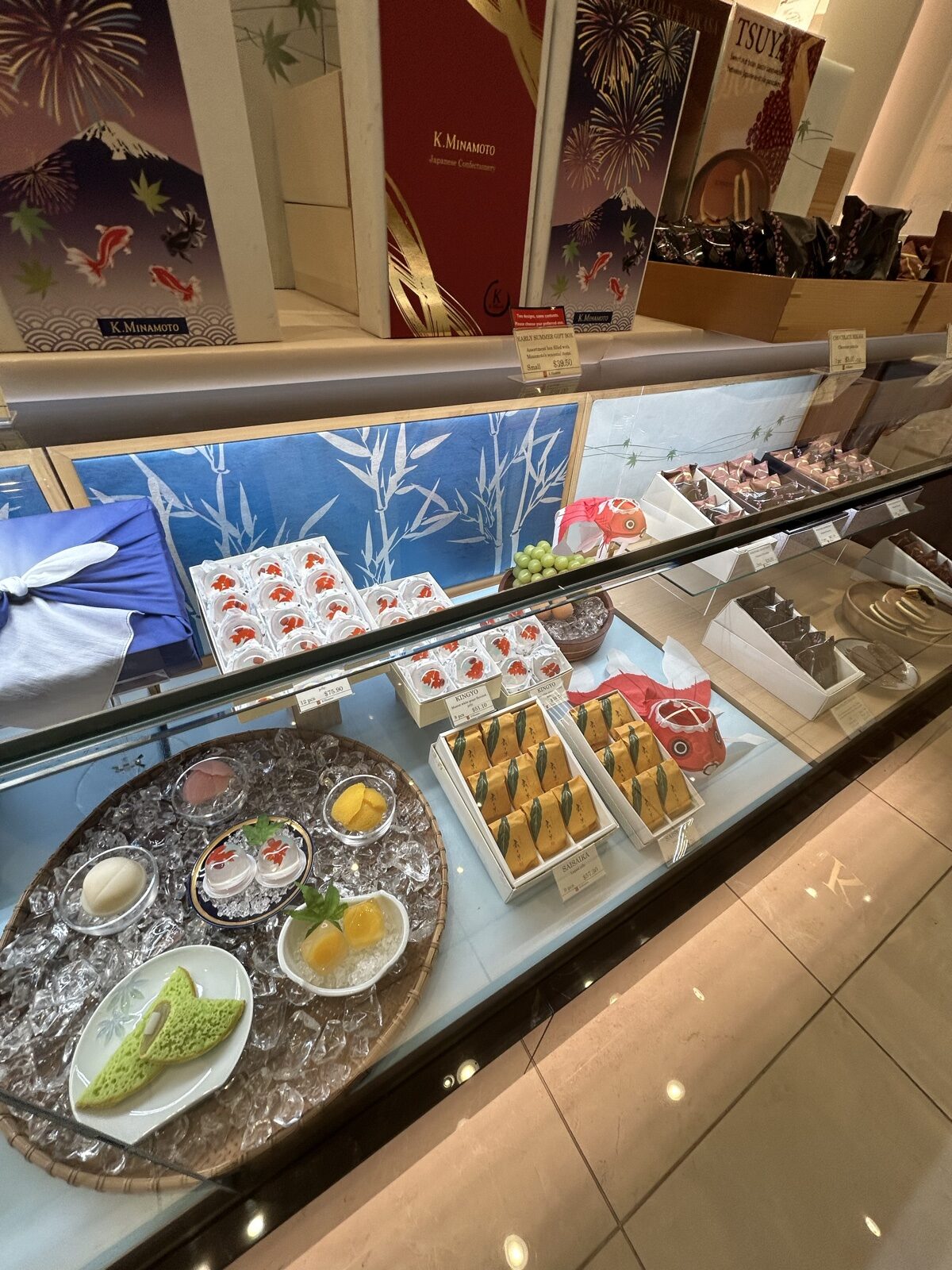 源吉兆庵の季節ものと華やかな和菓子の売り場