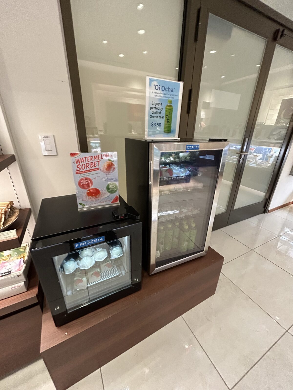 源吉兆庵店内奥に並ぶ伊藤園おーいお茶ボトル
