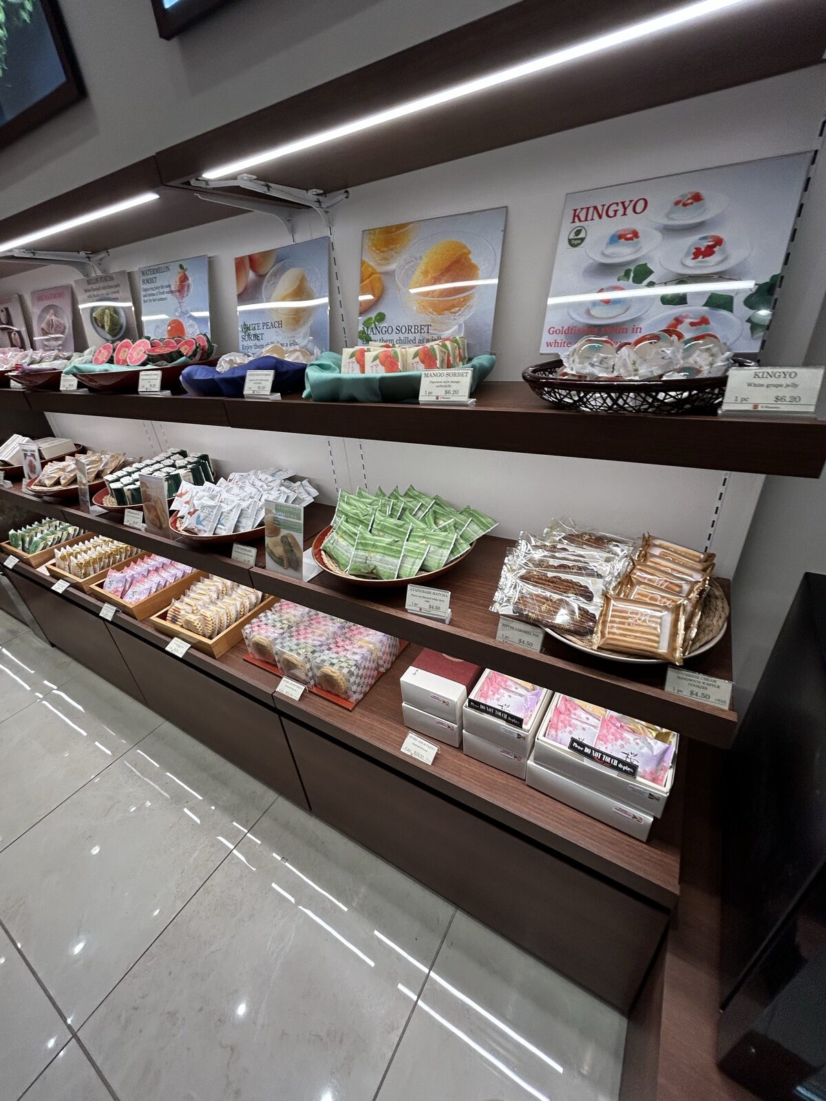 源吉兆庵の個包装や箱入り菓子の棚