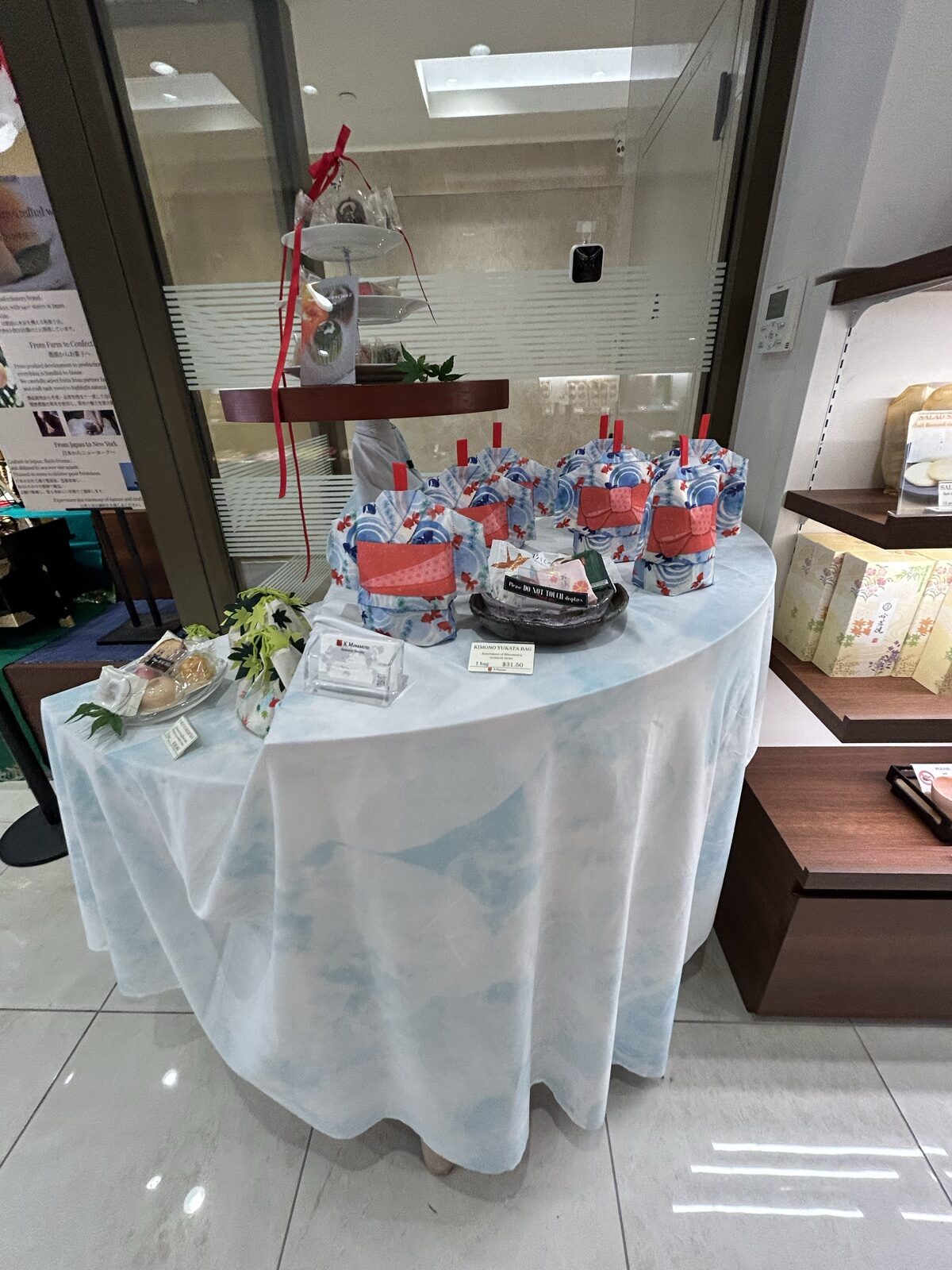 源吉兆庵店内中央の季節テーブルと金魚ディスプレイ